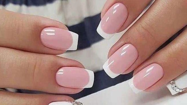 خدمات ناخن در سالن زیبایی نیلوفر آبی