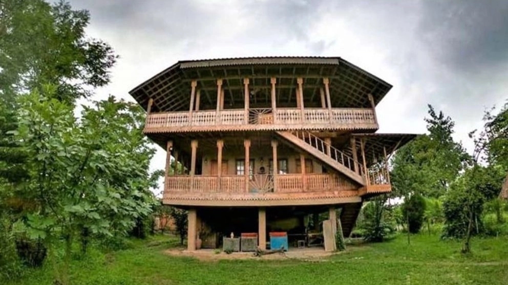 اقامتگاه بومگردی عمارت ملک