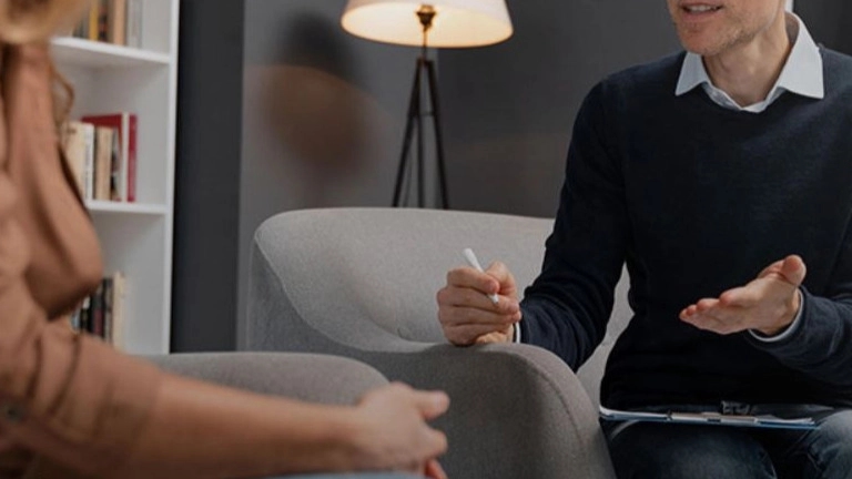 روان درمانی چیست؟ روان درمانگر کیست؟ هرآنچه باید درباره آن بدانید