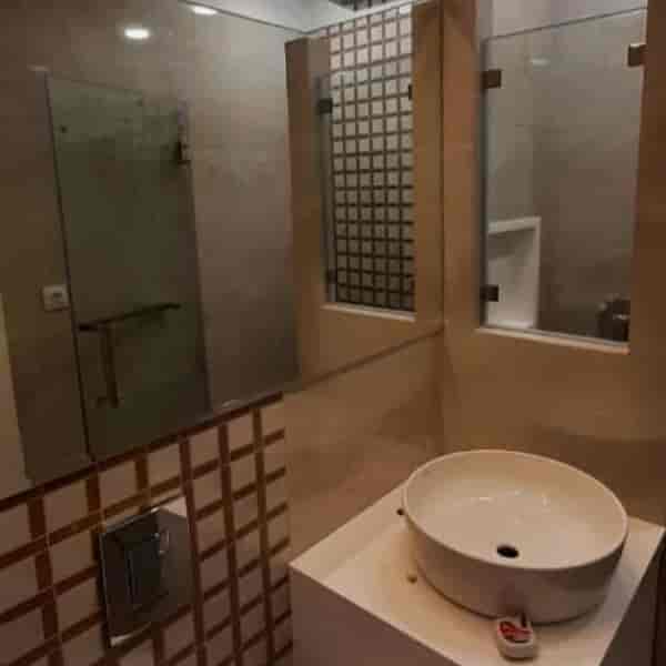 پروژه ی زعفرانیه نصب درب سرویس ها و آینه ها