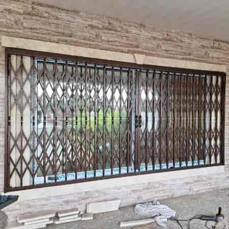 درب آکاردئونی برای پنجره با طرح ۳ گل