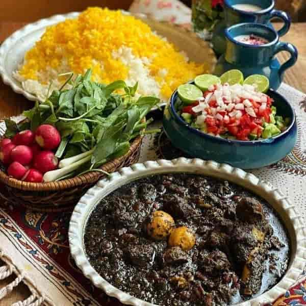 قرمه سبزی غذای اصیل ایرانی با تازه ترین سبزیجات و تازه ترین گوشت گرم