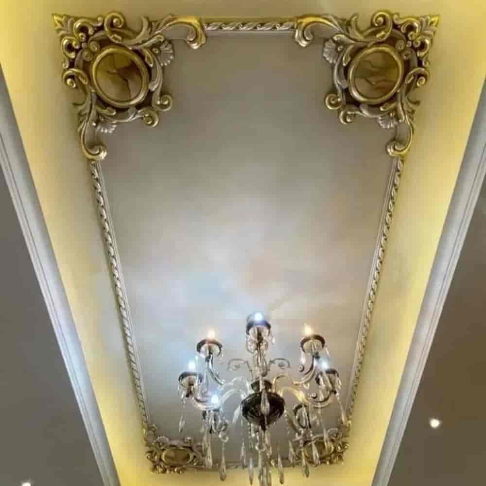 گچبری و قاب بندی روی سقف و پتینه کاری