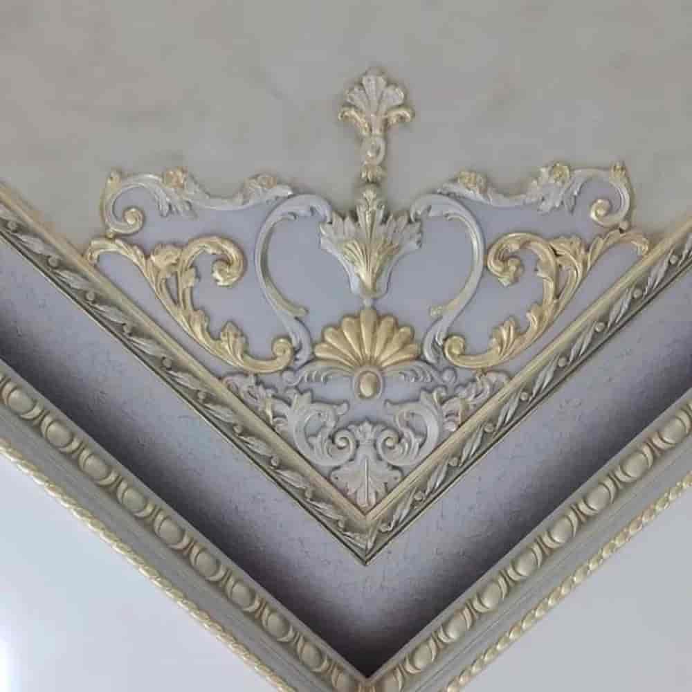 قاب بندی سقف، نور مخفی، گچبری کنج روی سقف، پتینه و ورق طلا