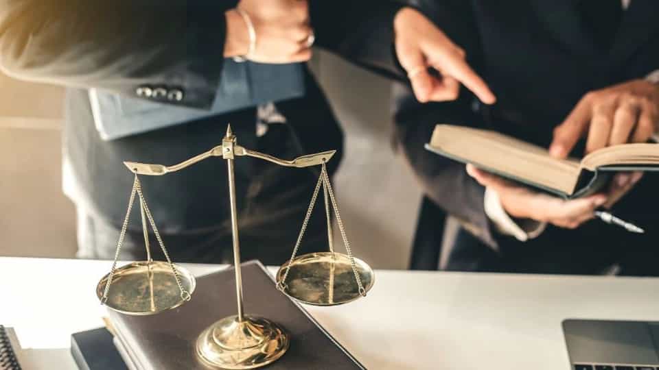وکیل مالیاتی چیست و چرا کسب و کارها به آن نیاز دارند؟