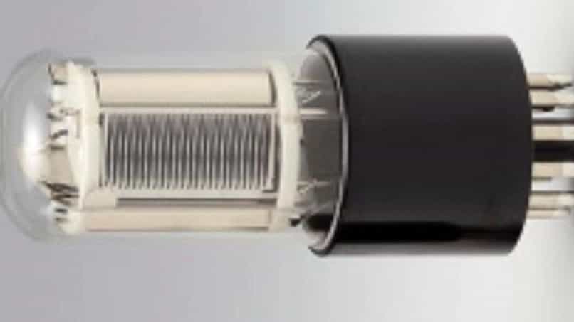فتومولتیپلایر تیوب (Photomultiplier Tube یا PMT)