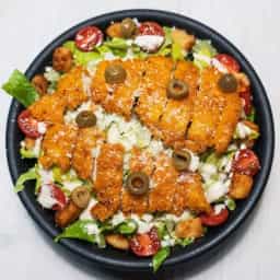 سالاد سزار با مرغ سوخاری
