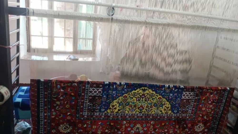 بافت قالیچه ابریشمی دورو توسط بانوی هنرمند ترکمن