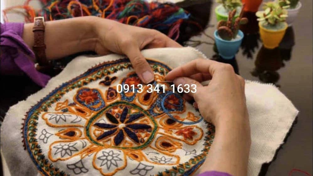 پته دوزی و سوزن دوزی روی پارچه هنر اصیل کرمان