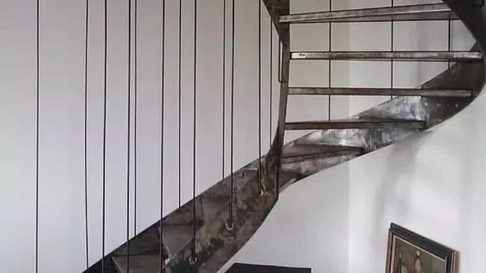 کاربرد و مزایای پله پیچ
